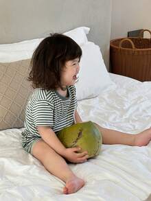 Dazy Kids Bộ đồ ngủ 2 món cho bé gái gồm áo thun dài tay cổ tròn và quần short rộng. - Xám - Xem 2