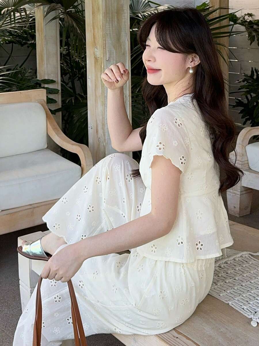 DAZY 女士V领花卉刺绣上衣和阔腿裤休闲两件套家居服套装,夏季女士休闲居家服套装 - 白色 - 查看 1