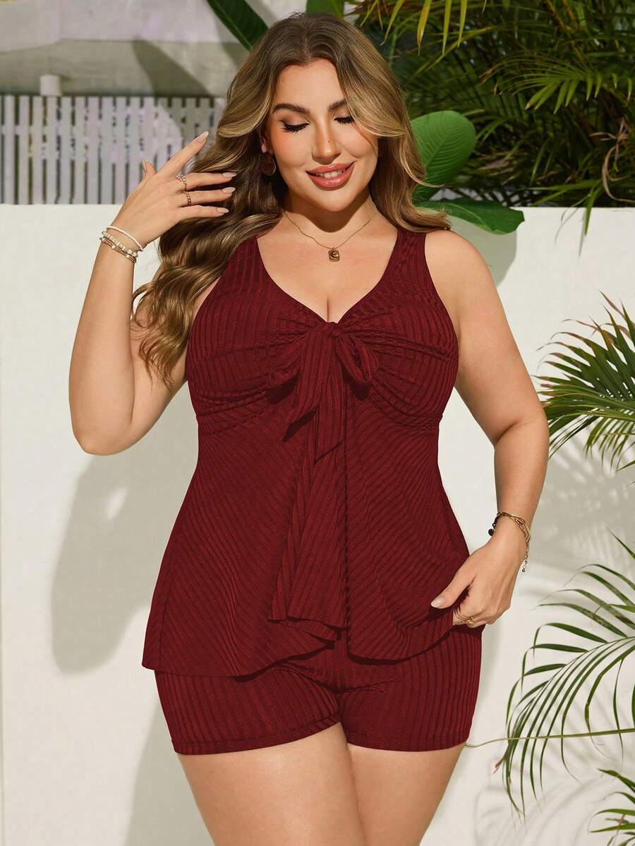 SHEIN Swim Curve 大尺碼女款羅紋布蝴蝶結下擺上衣與方腿泳褲兩件式海灘泳衣套裝 - 酒紅色 - 查看 1