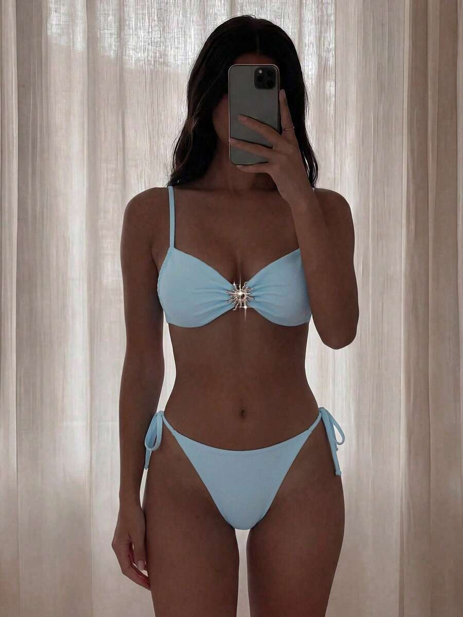 Swim Vcay 女士纯色纹理面料金属装饰露背系带性感比基尼套装，适合海滩和度假 - 藍色 - 查看 1