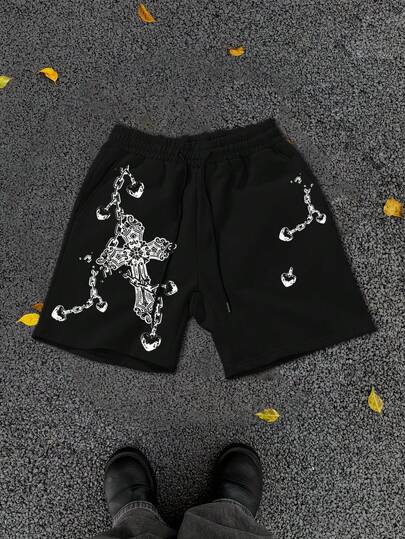 Manfinity EMRG 男士短裤，饰有缠绕链条、复古十字架图案和心形锁元素，展现信仰与反叛、暗黑风格、美式街头风，适合音乐节穿着。