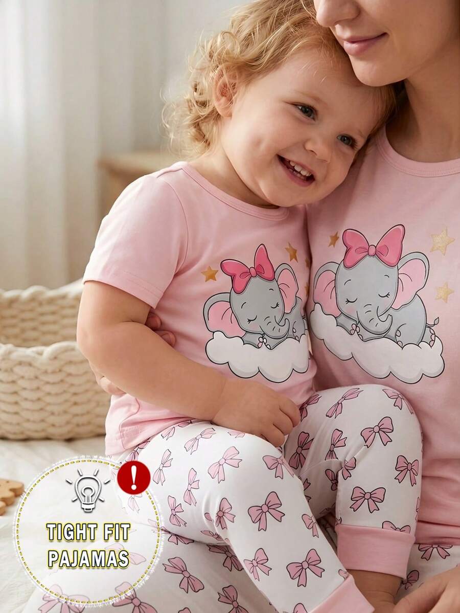 Genkimix Kids 女婴两件套睡衣套装 - 包括圆领短袖上衣和长裤。浅粉色和白色相间的套装,印有卡通大象、星星、云朵和蝴蝶结图案。采用柔软针织面料制成,四季皆宜,舒适透气,适合居家休闲和睡眠穿着。 - 粉色 - 查看 1