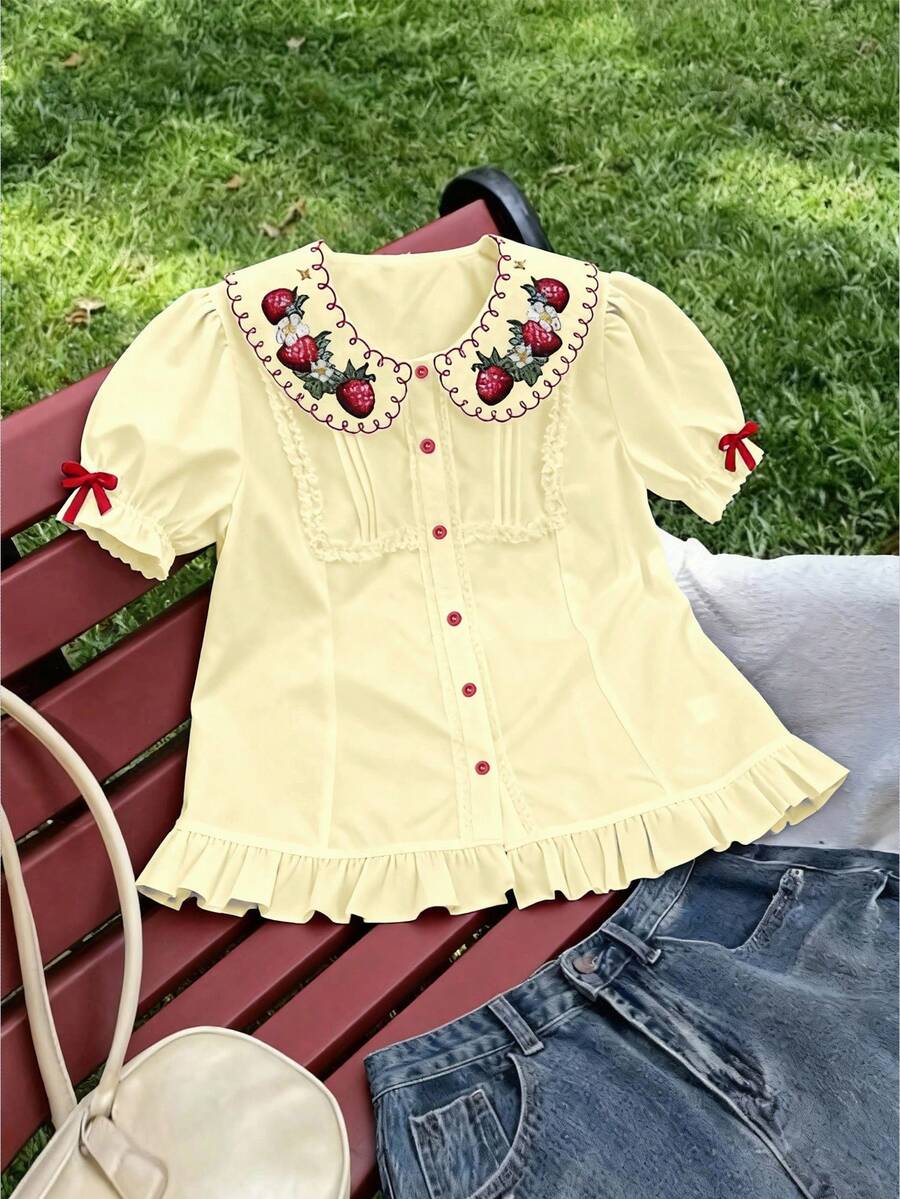 SHEIN Sweetro Áo sơ mi trắng tay ngắn cổ Peter Pan cỡ lớn, cài cúc phía trước, họa tiết dâu tây, viền bèo nhún, phong cách tối giản ngọt ngào, giúp tôn dáng. - Màu vàng ngỗng - Xem 1
