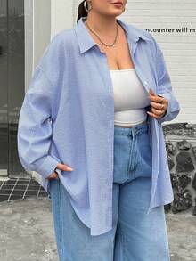 SHEIN CURVE+ Áo sơ mi dài tay cài cúc màu xanh dương xẻ tà sau, kiểu dáng thường ngày thoải mái, dễ mặc, cơ bản, đa năng, tôn dáng dành cho nữ, thích hợp mặc mùa xuân/hè, trang phục mùa xuân, áo kiểu nữ, kiểu dáng đơn giản, áo công sở, áo kẻ sọc. - Màu xanh lam - Xem 7