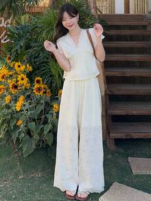 DAZY 女士V领花卉刺绣上衣和阔腿裤休闲两件套家居服套装，夏季女士休闲居家服套装 - 白色 - 查看 6