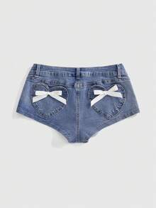 ROMWE Quần short denim nữ cạp thấp, kiểu vintage Y2K, rách rưới, gợi cảm với họa tiết trái tim và nơ trang trí phía sau. - Rửa trung bình - Xem 1
