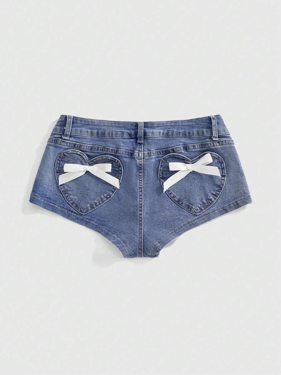 ROMWE Quần short denim nữ cạp thấp, kiểu vintage Y2K, rách rưới, gợi cảm với họa tiết trái tim và nơ trang trí phía sau. - Rửa trung bình - Xem 1