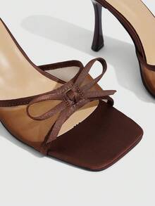 CUCCOO SZL Zapatos de mujer Moda clásica Sandalias de tacón alto para mujer Sandalias de malla marrón con lazo Sandalias de tacón fino con diseño de punta cuadrada para cena, trabajo, viajes, citas y uso sexy - Marrón - Ver 5