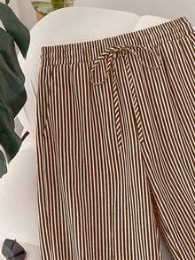 SHEIN CURVE+ Quần short đi biển kẻ sọc mới dành cho nữ cỡ lớn, thích hợp cho mùa xuân/hè, phù hợp cho các dịp như Ngày Valentine, kiểu dáng thời trang để đi làm, quần ống rộng kẻ sọc có túi. Thích hợp cho kỳ nghỉ biển/kỳ nghỉ sinh viên. - màu nâu - Xem 4