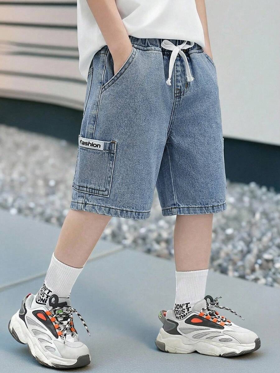 SHEIN Little Byeori 男童夏季复古休闲拼接宽松蓝色牛仔短裤,带侧袋,适合春夏穿着,春假穿搭 - 淺色水洗藍 - 查看 1