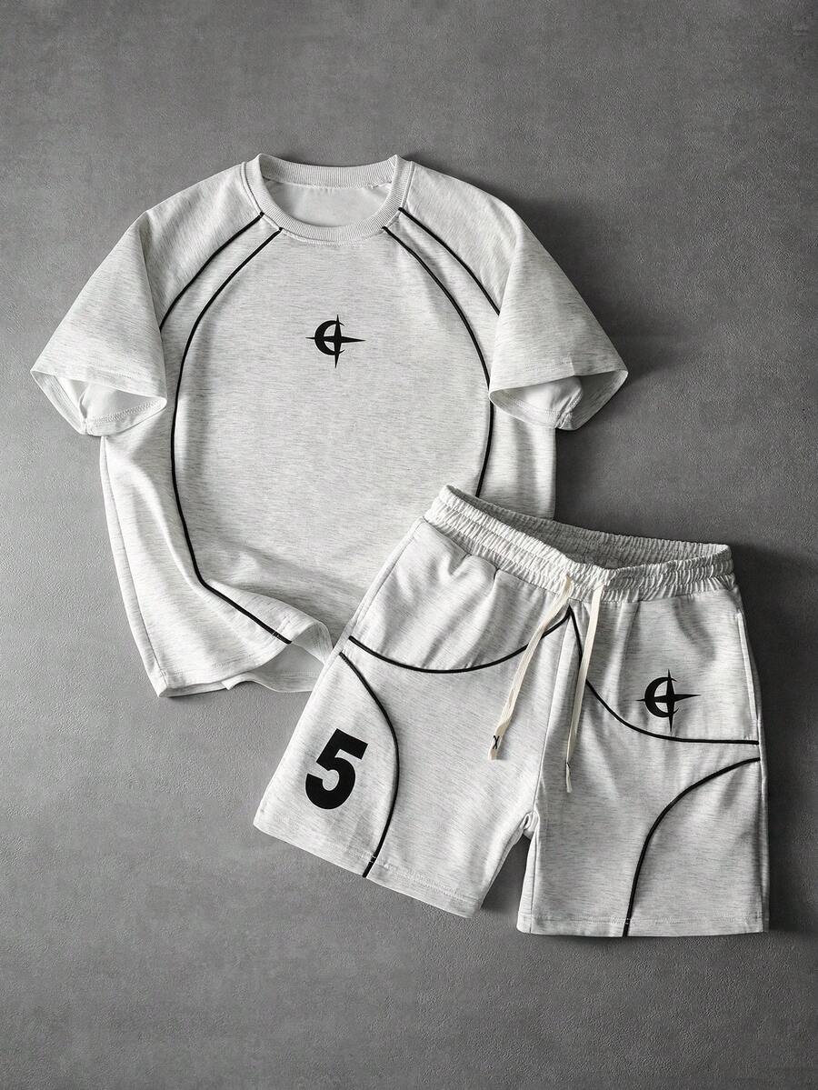 Manfinity Roghcode Conjunto de camiseta y pantalones cortos deportivos casuales de estilo urbano con estampado de patchwork y fútbol para hombres - Gris Claro - Ver 1