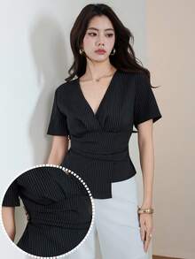 Heiryn Áo sơ mi mùa hè cổ chữ V, xếp ly, vạt áo bất đối xứng, tay ngắn, kẻ sọc, trang trí kim loại. - màu đen - Xem 8