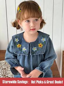 SHEIN 1件女嬰彼得潘領藍色花卉刺繡長袖A字牛仔洋裝，里程碑秋季仙女風可愛畢業返校穿搭 - 藍色 - 查看 1