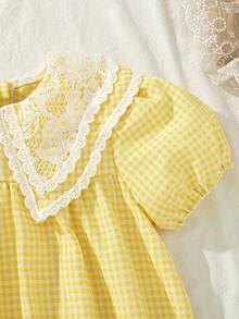 Elladie kids 1件女童夏季新款蕾丝彼得潘领花卉饰边后背纽扣黄色格子面料花瓣袖娃娃裙，蕾丝下摆，简约百搭乡村度假风儿童连衣裙 - 黃色 - 查看 7
