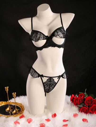 SpicyHot Bộ đồ lót gợi cảm gồm 2 món: Áo ngực có gọng bằng ren và lưới với viền bèo nhún và nơ trang trí, quần lót cùng kiểu dáng với viền bèo nhún và nơ.