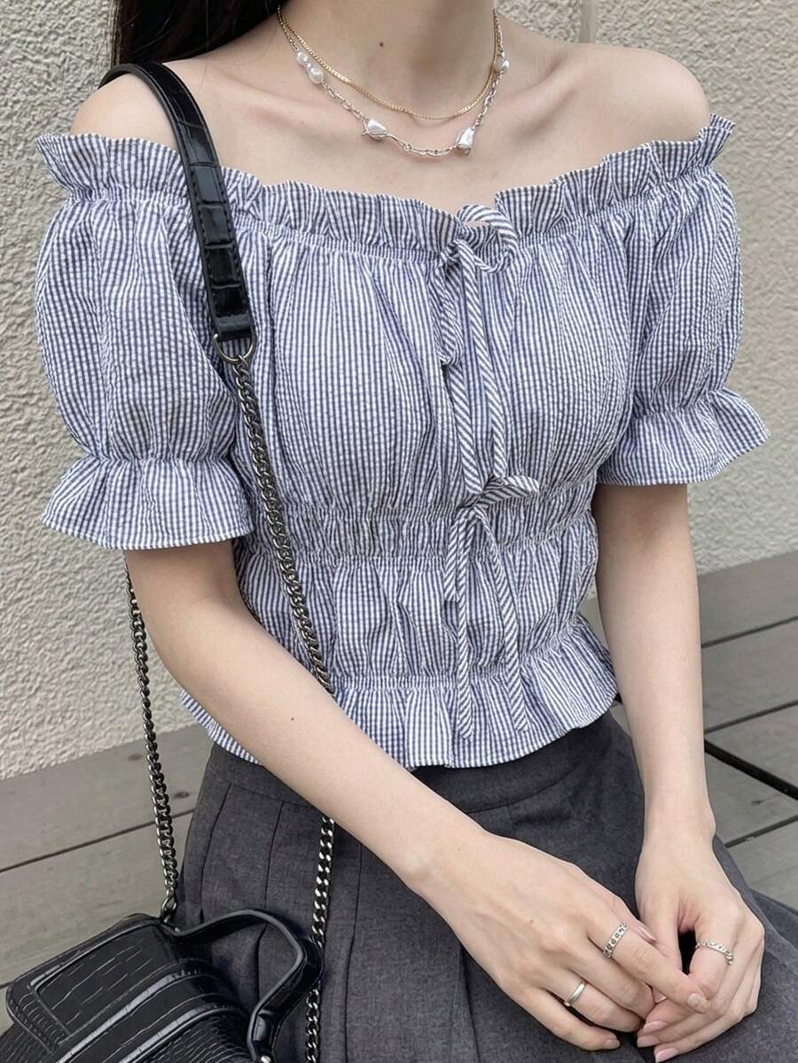 DAZY 女士露肩条纹荷叶边蝴蝶结前襟甜美夏季上衣 - 藍色 - 查看 1
