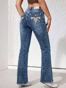 Ticali Pantalón Acampanado, con Ajuste Moldeador Con Bordado Artístico en Bolsillos. LMKF022guion1/LMKF023guion1/ LMKF82009guion1 - Azul Lavado Medio LMKF022guion1 - Ver 4