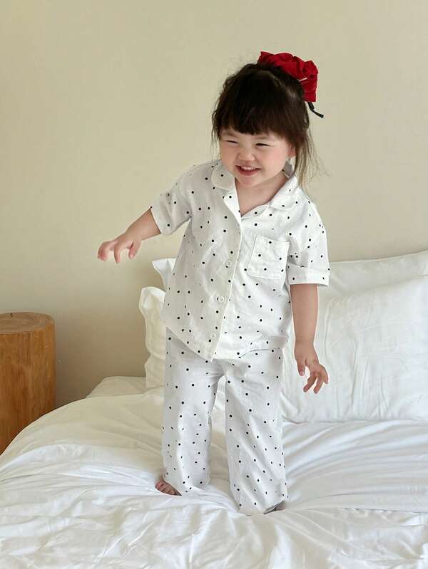 Dazy Kids Bộ đồ mặc nhà 2 món cho bé gái, áo dài tay cổ bẻ chấm bi và quần dài.