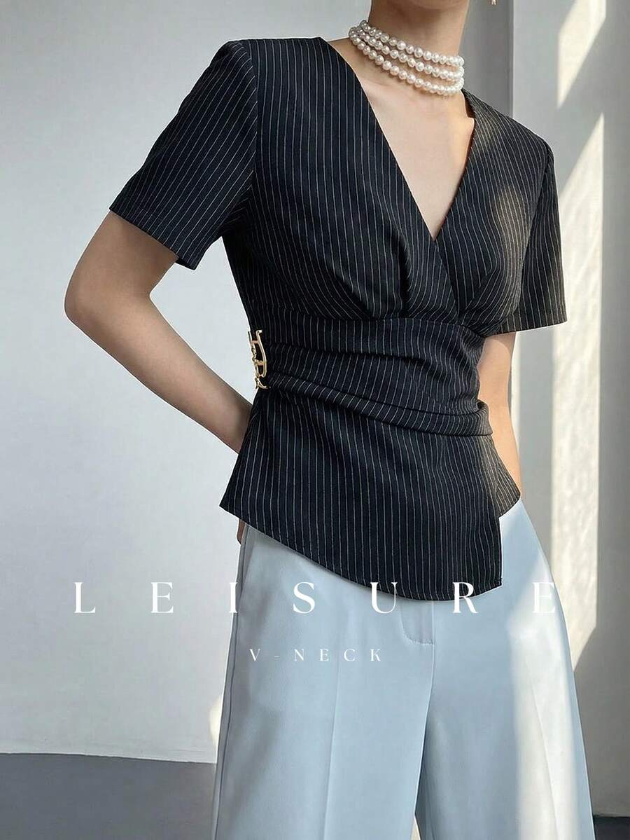 Heiryn Áo sơ mi mùa hè cổ chữ V, xếp ly, vạt áo bất đối xứng, tay ngắn, kẻ sọc, trang trí kim loại. - màu đen - Xem 1