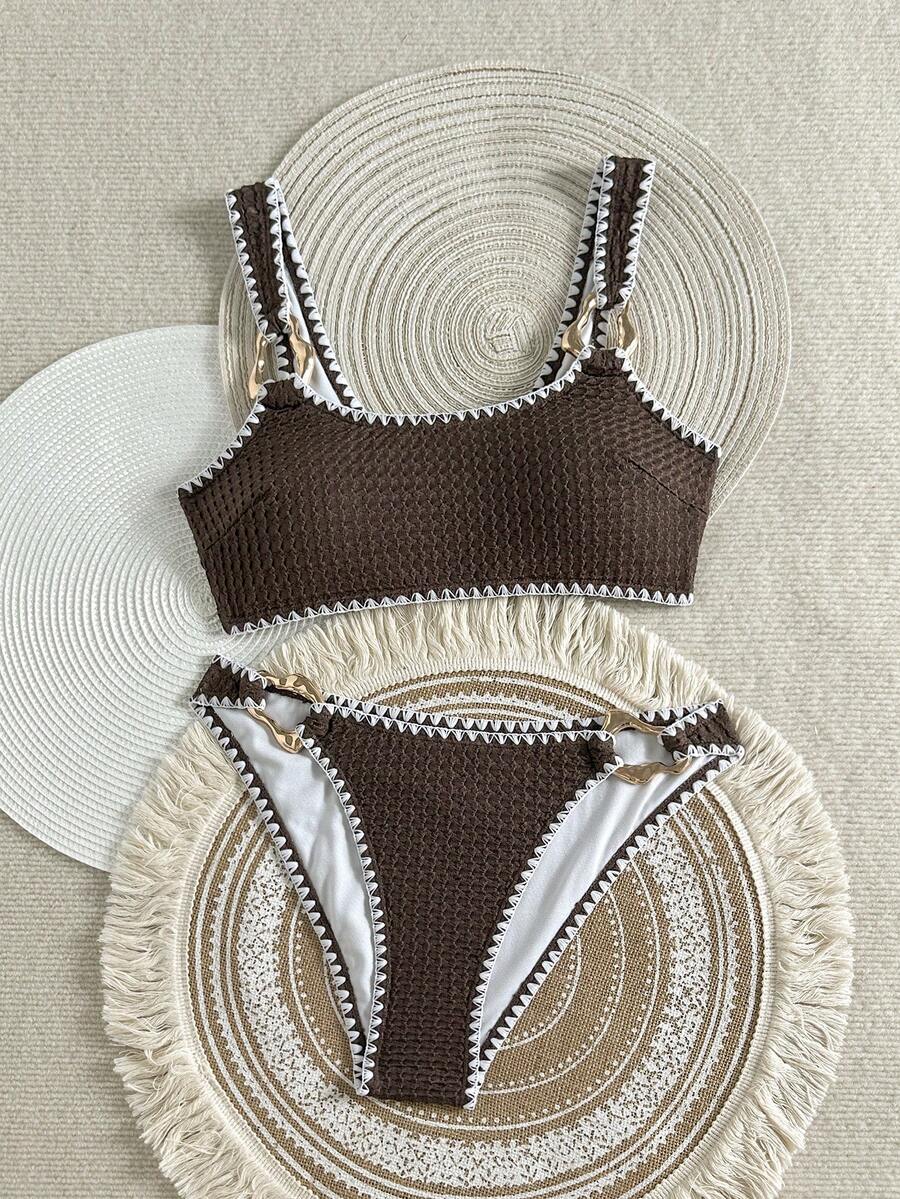 Swim Vcay 女士夏季深咖啡色波浪纹理面料荷叶边宽肩带及腰部不规则金属扣泳衣套装 - 咖啡棕 - 查看 1