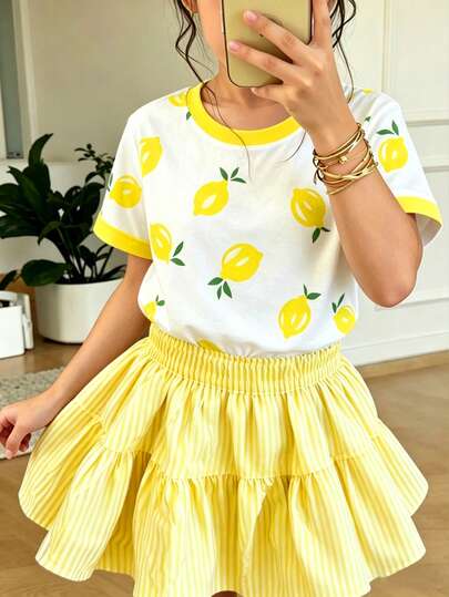 2026春夏新款女童时尚休闲舒适度假条纹领口和袖口撞色柠檬印花短袖圆领T恤，适合派对、学校、家庭、运动、度假等场合。