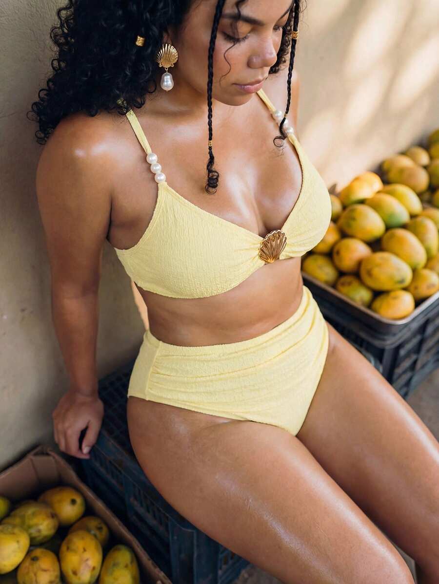 Swim Mod 大码女式两件套纯色贝壳装饰上衣和高腰三角泳裤可爱沙滩度假简约比基尼套装 - 黃色 - 查看 1