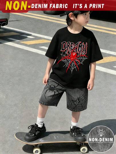 SHEIN Streecool Kids Set de 2 piezas Conjunto de estilo vaquero para niño pequeño, camiseta de manga corta con estampado gráfico de telaraña y eslogan en inglés, y pantalones cortos deportivos casuales, adecuado para fiestas, festivales, primavera/verano, ligero y cómodo, ideal para uso casual de verano, calle, escuela, exterior, regalo
