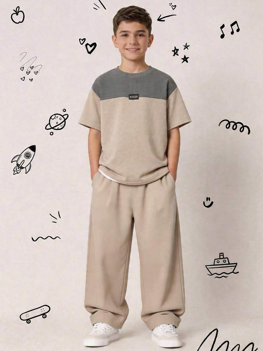 SHEIN Little Byeori 两件套儿童/青少年男童休闲撞色圆领短袖T恤和卡其色运动裤套装,适合春夏季节、外出、情人节、约会、旅行、度假、家庭聚会、返校、婚礼、晚间活动、运动、生日派对等场合。 - 彩色 - 查看 1