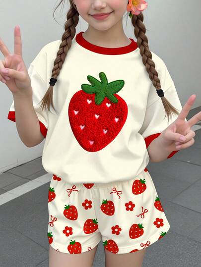 少女休闲可爱甜美草莓图案迷你波点蝴蝶结草莓花卉印花复古美式风格圆领短袖T恤和打底裤套装，适合春夏舒适穿着，女孩套装，轻松舒适，夏季休闲套装，假日氛围，可爱夏日装扮，夏季儿童单品，卡哇伊，派对，图案，草莓，波点，小妹妹，蝴蝶