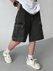 SHEIN Little Byeori 青少年男孩時尚休閒 Y2k 復古酷感工裝口袋設計寬鬆舒適牛仔短褲，適合日常穿著、春夏、電音節慶與海灘 - 黑色 - 查看 4