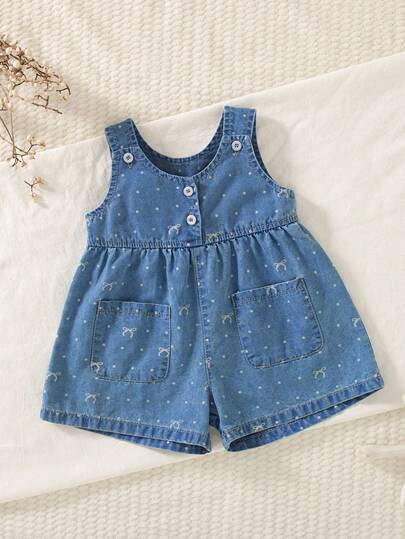 Bộ áo liền quần denim chấm bi xanh nhạt cho bé gái, hàng mới về, dễ thương và ngọt ngào, thích hợp mặc hàng ngày. Họa tiết chấm bi + nơ trang trí + chất liệu mềm mại, tươi tắn và đáng yêu. Kiểu dáng rộng rãi không tay, thoải mái và không gò bó. Thiết kế cúc phía trước + eo chun, dễ mặc. Thích hợp cho mùa hè, đi chơi hàng ngày, du lịch cùng mẹ và bé, nhà trẻ. Mềm mại và thời trang, dễ dàng trở thành trang phục mùa hè yêu thích của bé gái.