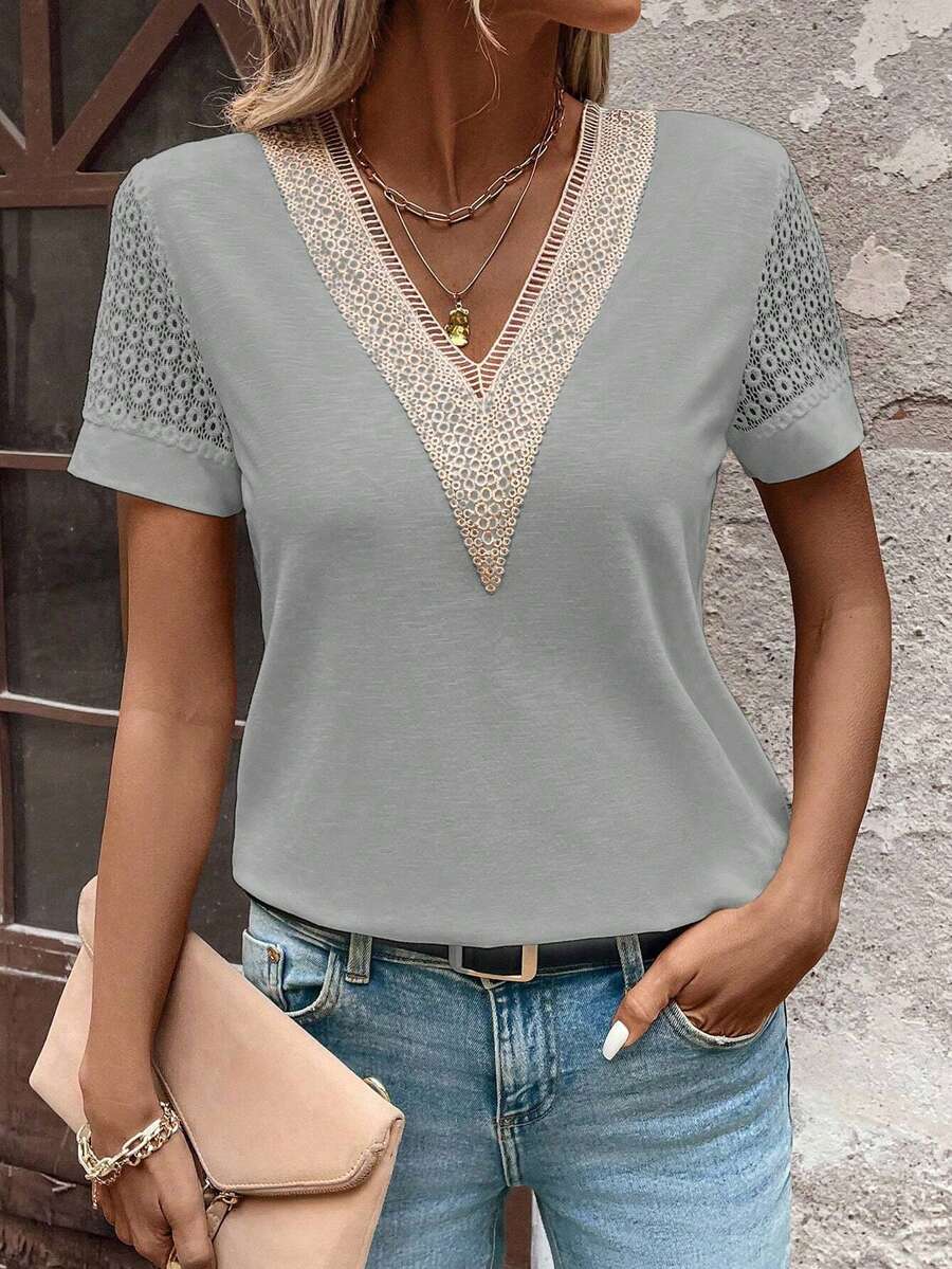 EMERY ROSE Camiseta de mujer casual de manga corta con cuello en V, con parches de encaje y contraste de color - Gris - Ver 1