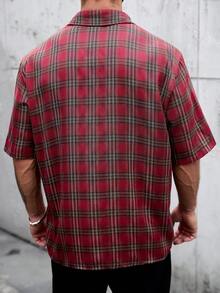 Manfinity Homme 加大码男士休闲复古格子前扣口袋短袖衬衫，夏季 - 紅色 - 查看 2