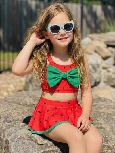 SHEIN Bộ đồ bơi 2 mảnh in hình dưa hấu phối nơ màu tương phản cho bé gái, thích hợp cho kỳ nghỉ hè ở bãi biển.