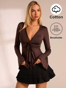 Glamine Camiseta de mujer minimalista y sexy con cuello en V profundo marrón, manga acampanada con pliegues y cintura ceñida - Marrón - Ver 6