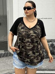 SHEIN CURVE+ 加大码迷彩印花撞色袖T恤，适合春夏度假穿着 - 綠色 - 查看 6