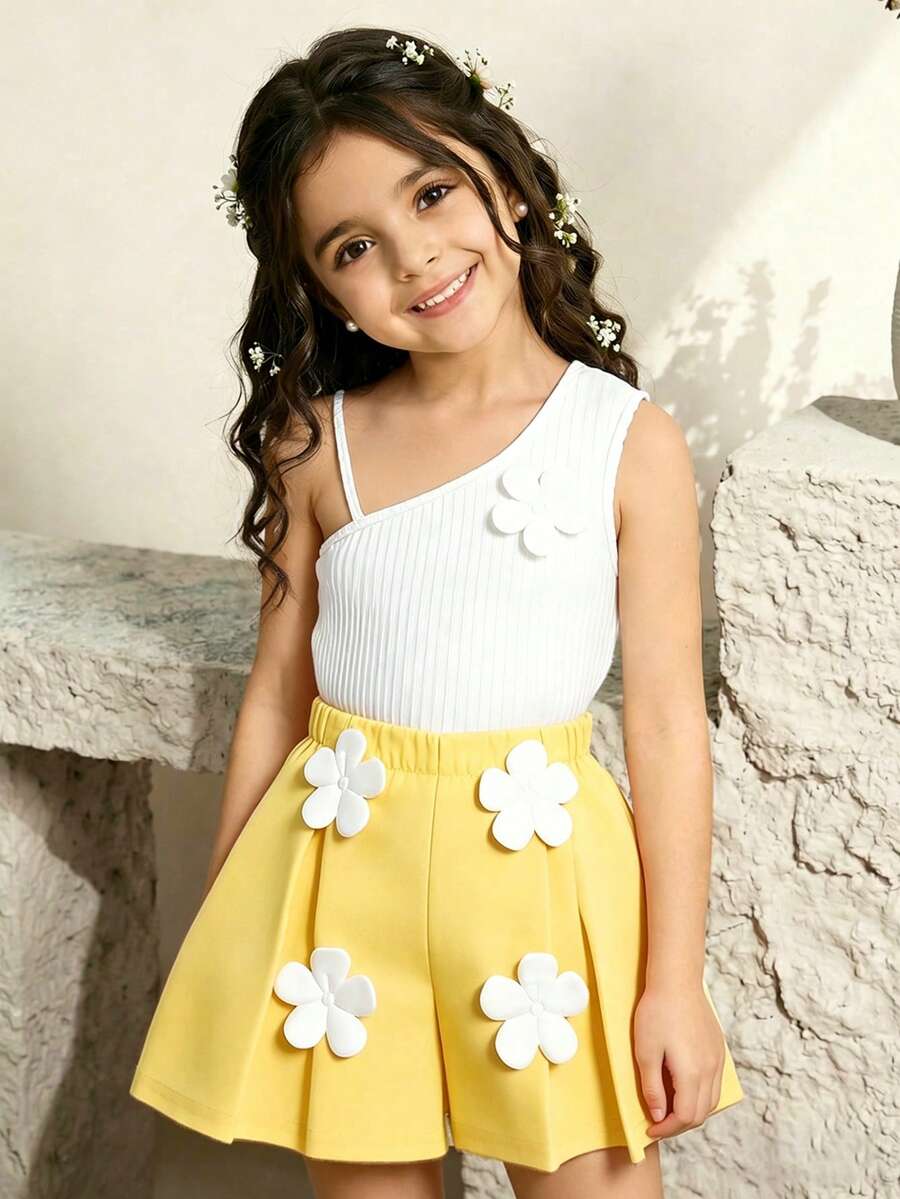 SHEIN Elladie kids 两件套女童夏季套装,无袖吊带背心+黄色短裤,吊带背心采用细肩带设计,饰有黄色小花;提花面料黄色短裤饰有珍珠和蓝色抽绳,甜美可爱,适合女孩日常穿着和居家穿着。 - 黃色 - 查看 1