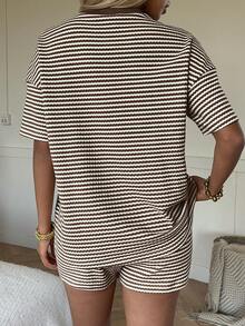 SHEIN EZwear 棕色条纹印花圆领短袖T恤和短裤休闲套装 - 棕色 - 查看 2
