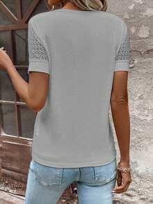 EMERY ROSE Camiseta de mujer casual de manga corta con cuello en V, con parches de encaje y contraste de color - Gris - Ver 2