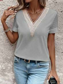 EMERY ROSE Camiseta de mujer casual de manga corta con cuello en V, con parches de encaje y contraste de color - Gris - Ver 3