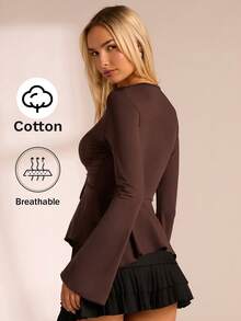 Glamine Camiseta de mujer minimalista y sexy con cuello en V profundo marrón, manga acampanada con pliegues y cintura ceñida - Marrón - Ver 3