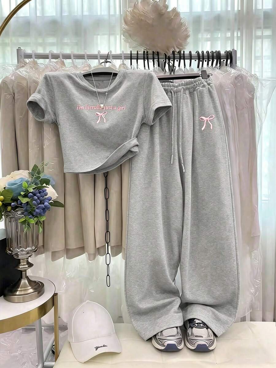 Bộ đồ nữ gồm áo thun ngắn tay và quần short in hình bướm, thích hợp mặc hàng ngày và khi chơi thể thao. - Màu xám đen - Xem 1