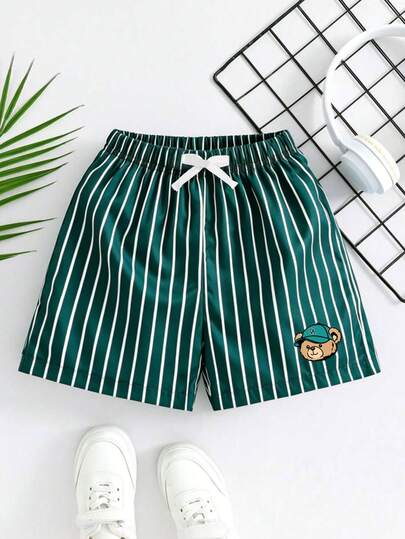 2026春夏男童时尚度假休闲舒适简约绿白条纹连帽短袖T恤，饰有酷炫小熊印花，适合男童春夏外出和度假穿着。