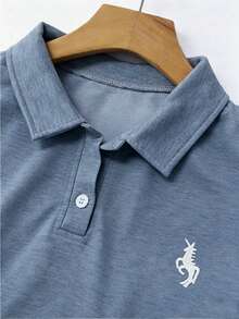 GlowEve CURVE Bộ đồ hai mảnh mùa hè màu xám nhạt dành cho nữ cỡ lớn, cổ áo polo, tay ngắn, quần short có dây rút, thêu hình ngựa đơn giản, trang phục rộng rãi và thoải mái cho mặc hàng ngày. - Màu xanh bụi bặm - Xem 3