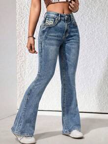 Ticali Pantalón Acampanado, con Ajuste Moldeador Con Bordado Artístico en Bolsillos. LMKF022guion1/LMKF023guion1/ LMKF82009guion1 - Azul Lavado Medio LMKF022guion1 - Ver 11