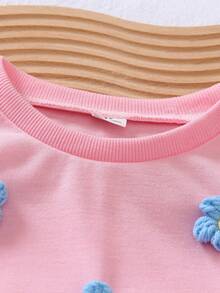 SHEIN Playful Pals 两件套韩版宽松少女藏蓝色二合一花卉刺绣T恤套装，藏蓝色短袖条纹下摆T恤搭配藏蓝色阔腿裤，适合日常穿着、周末郊游、徒步旅行、返校季等场合。 - 粉色 - 查看 4