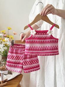 SHEIN Bộ 2 món bé gái áo dệt kim không tay họa tiết Jacquard kẻ sọc & quần short lưng chun màu hồng đậm dễ thương, trang phục đi chơi kỳ nghỉ hè cho bé - Hồng - Xem 4