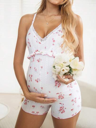 GentleRue Maternity Bộ áo liền quần bầu dệt kim jacquard thoải mái với họa tiết hoa hồng, cổ chữ U và nơ phía sau.