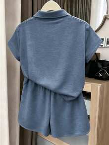 GlowEve CURVE Bộ đồ hai mảnh mùa hè màu xám nhạt dành cho nữ cỡ lớn, cổ áo polo, tay ngắn, quần short có dây rút, thêu hình ngựa đơn giản, trang phục rộng rãi và thoải mái cho mặc hàng ngày. - Màu xanh bụi bặm - Xem 2