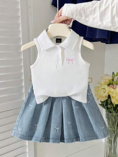Genkimix Kids Bộ áo polo và chân váy cho bé gái, mẫu mới mùa hè, kiểu dáng dễ thương, ngọt ngào: Áo không tay dệt kim màu trắng với nơ hồng thêu, chân váy xếp ly denim màu xanh nhạt, eo chun, chất liệu mềm mại, thoải mái, thích hợp cho đi học, nghỉ lễ, du lịch hàng ngày.